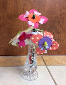 One morning as I was busy cleaning the exploding house, my sweet 5 year old brought me a bouquet of homeade flowers. She said," Let's do nice things so we can have a happy day." I'm so lucky to have her!